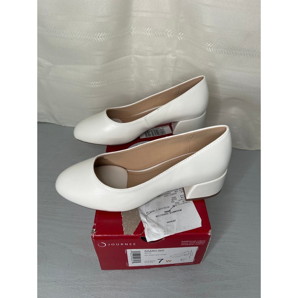 Journee Collection Saarii Round Toe Block Heel Pumps White Size 7 Wide - Picture 12 of 14